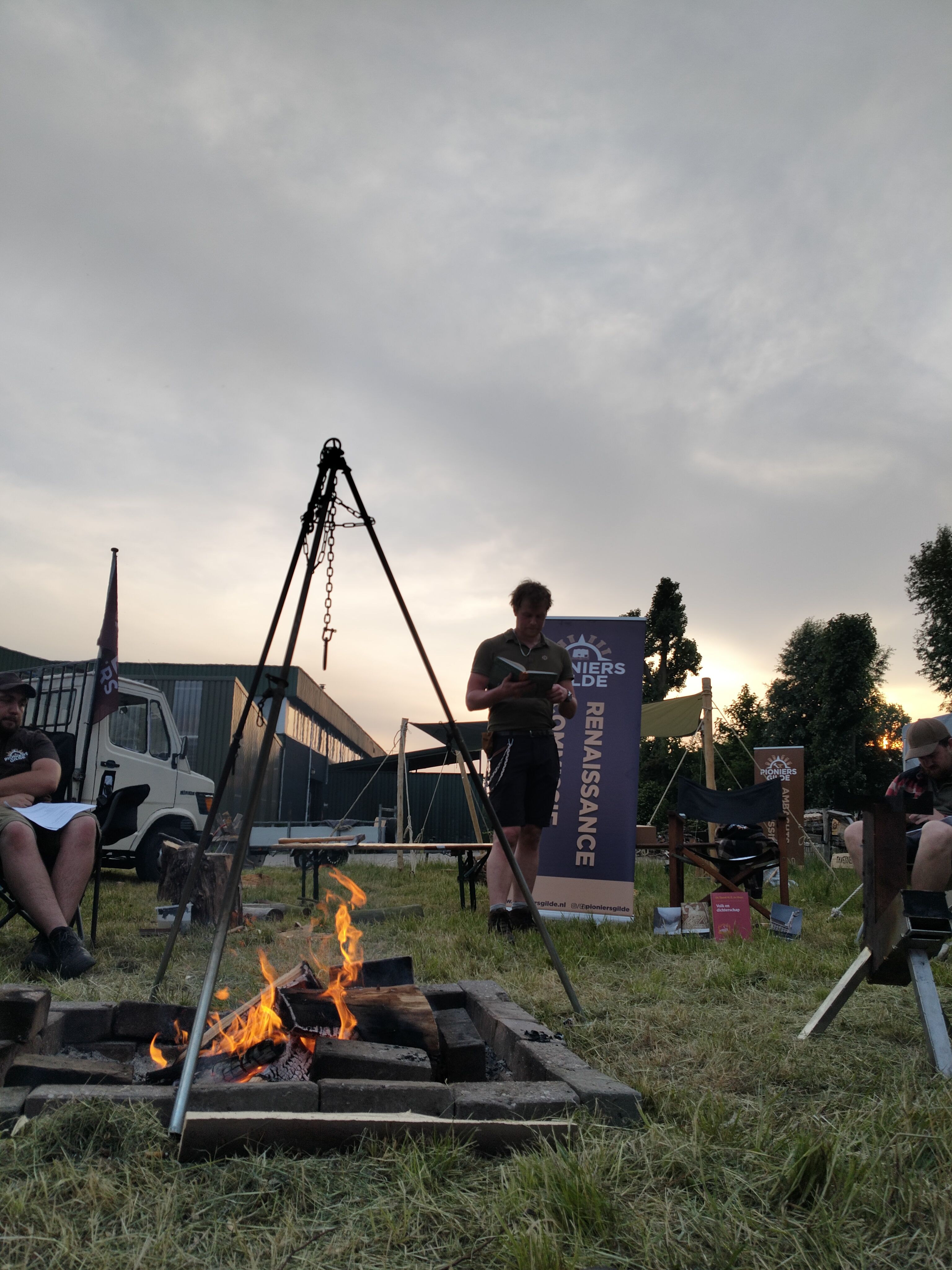 Renaissance Commissie bij het kampvuur